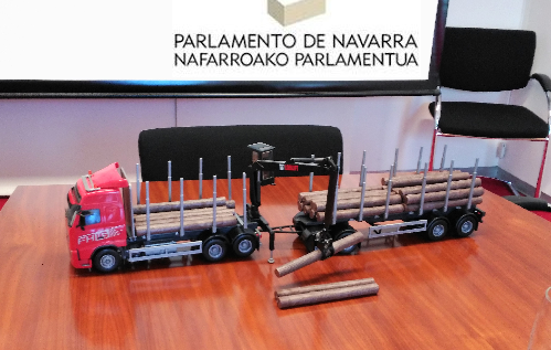 ADEMAN presenta en el Parlamento de Navarra la problemática del transporte de madera en rollo debido a la limitación de carga en nuestro territorio.